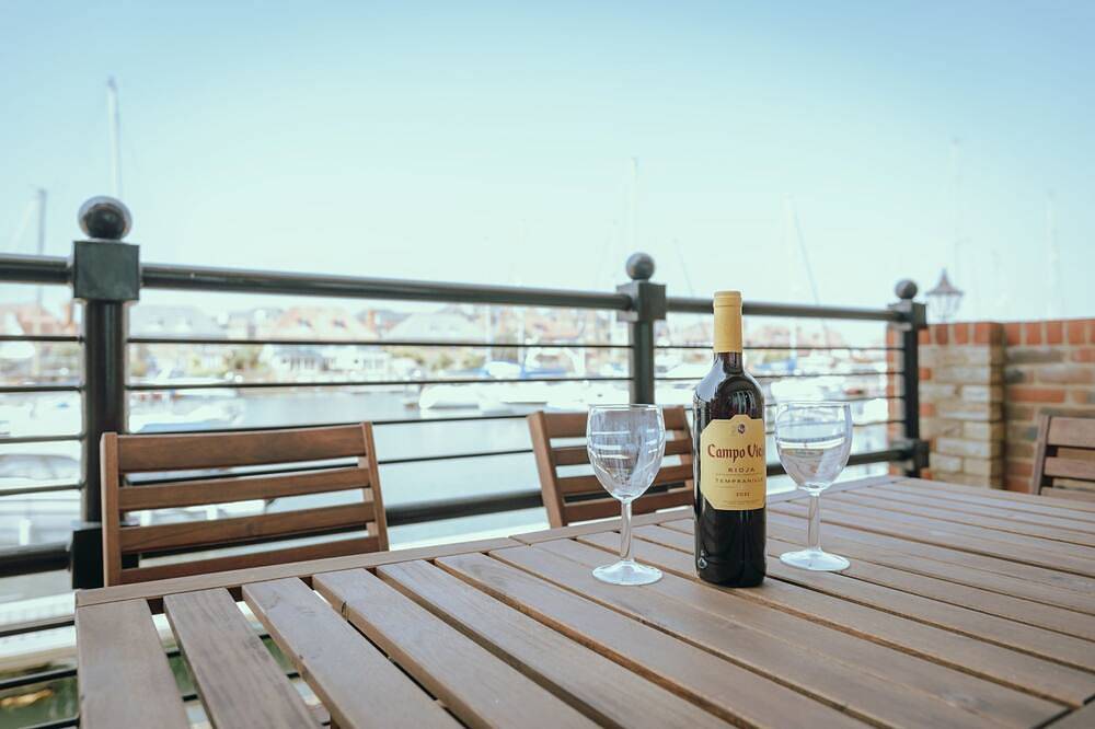 Silver Strand - stunning marina views, stylish design, parking & 3 bathrooms! in Eastbourne, Sussex Oriental