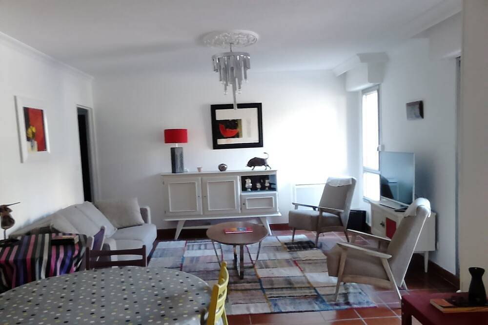 Appartement entier, Grand appartement  lumineux avec terrasse, très belle vue, centre historique in Salon-de-Provence, Côte méditerranéenne (France)