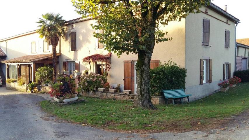 Gîte pour 8 personnes, avec Terrasse ainsi que Jardin et Vue à Valderiès