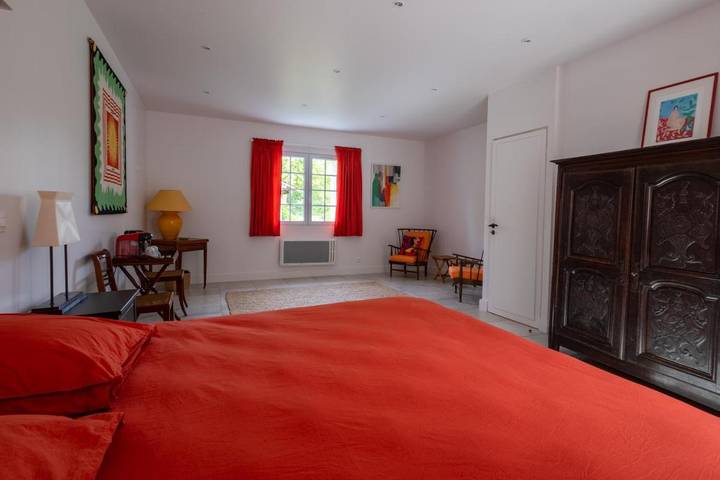 Location de vacances pour 10 personnes, avec piscine et vue sur le lac ainsi que jardin et vue à Orx - 3