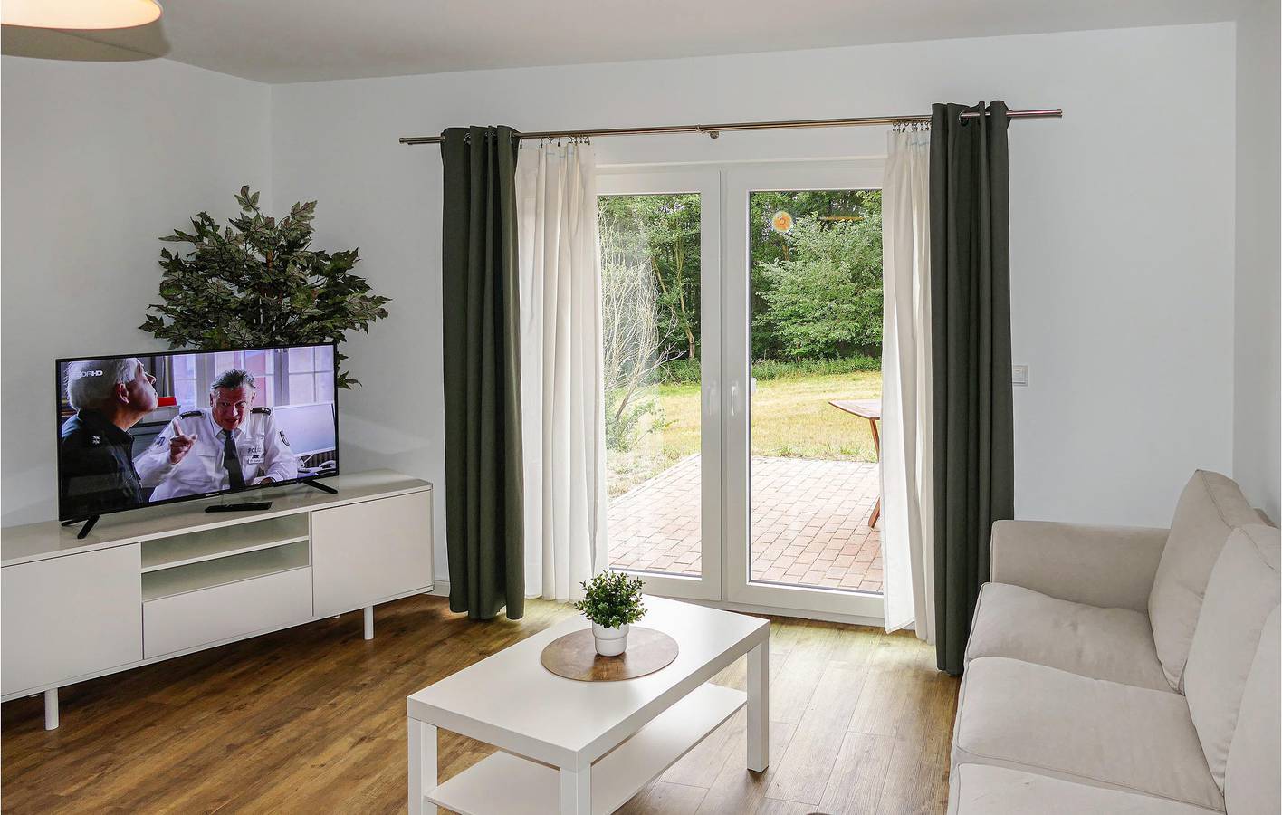 Ganze Ferienwohnung, Gemütliche Wohnung mit Terrasse, Parkplatz & WiFi - Passow 2km in Passow, Ludwigslust-Parchim
