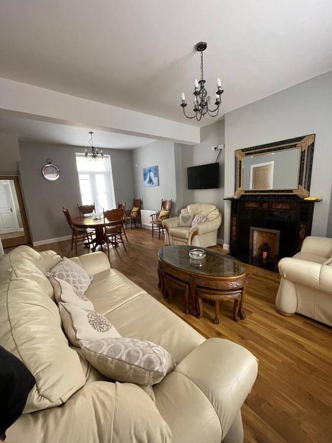 Holiday rental for 10 people, with terrace, child-friendly in Derry