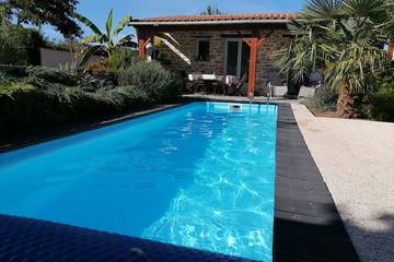 Gîte pour 12 personnes, avec piscine et jacuzzi, animaux acceptés à Compreignac