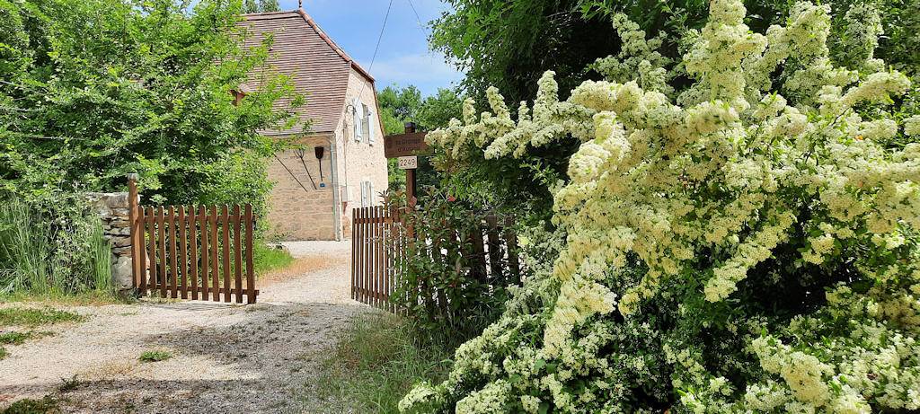 Gîte pour 5 personnes, avec terrasse ainsi que piscine et jardin à Lentillac-du-Causse