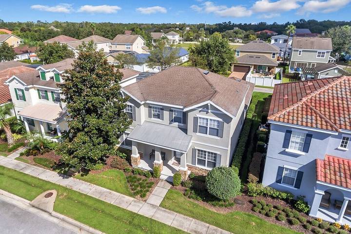 Vacation rental for 10 people, with pool and hot tub as well as yard in Disney Orlando