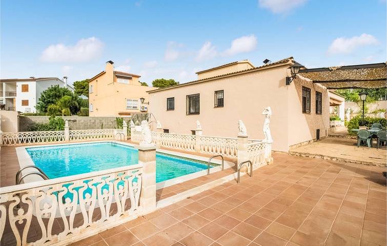 Apt 110 confortable près de la plage de Cal Guinovart avec AC, piscine et WiFi in Roda de Berà, Costa Dorada
