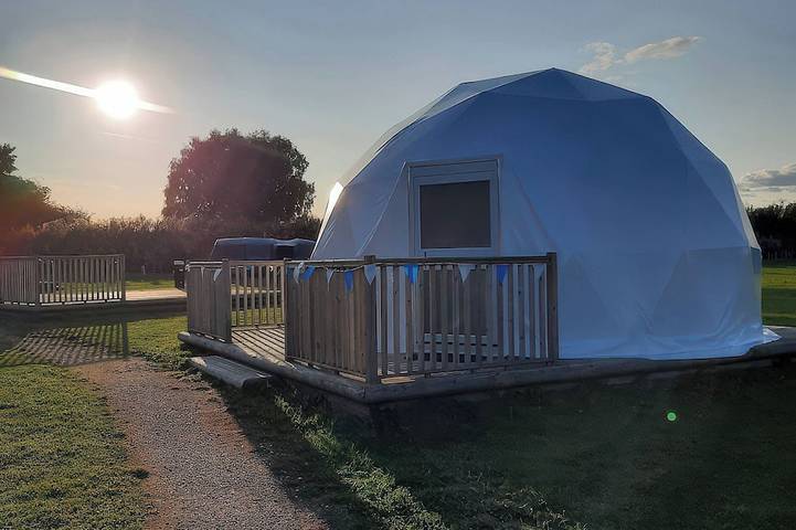 Glamping for 6 people, with garden in Nottinghamshire