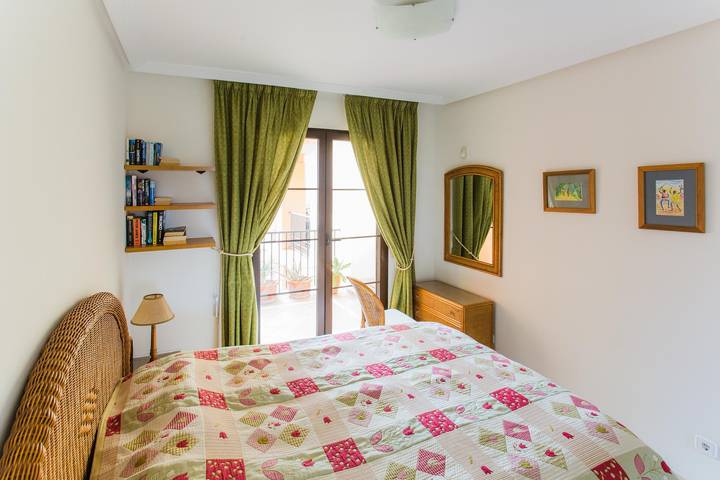 Apartamento vacacional entero, 3-Bed Apt, Sleeps 5 w/ Views & Golf & Country Club in Los Arqueros Golf and Country Club, Benahavís