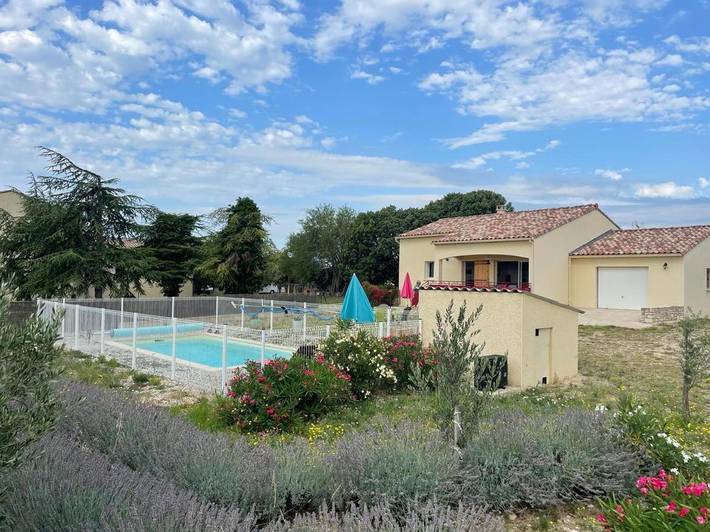 Location de vacances pour 6 personnes, avec piscine ainsi que terrasse et vue, animaux acceptés à Orgnac-l'Aven