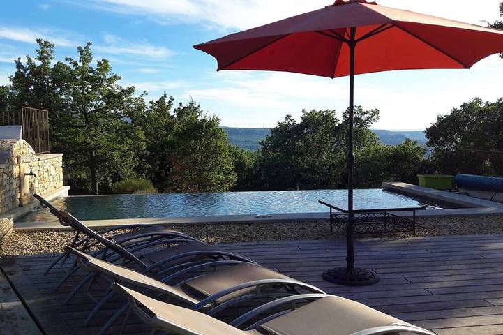 Location de vacances pour 8 personnes, avec jardin et terrasse à Caseneuve