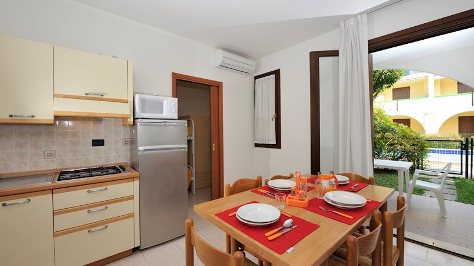 Entire apartment, Flat with a lovely poolside garden with bbq in Bibione, Venice Province