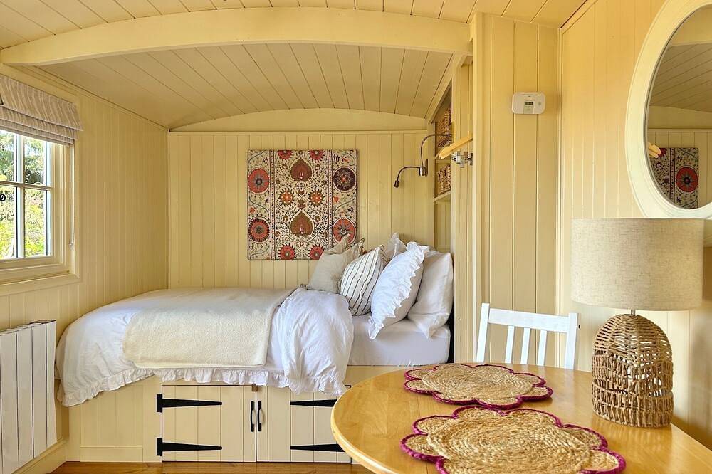 Cosy, boutique Shepherd's Hut near Cambridge; free bicycles in Histon (Cambridgeshire), Cambridgeshire