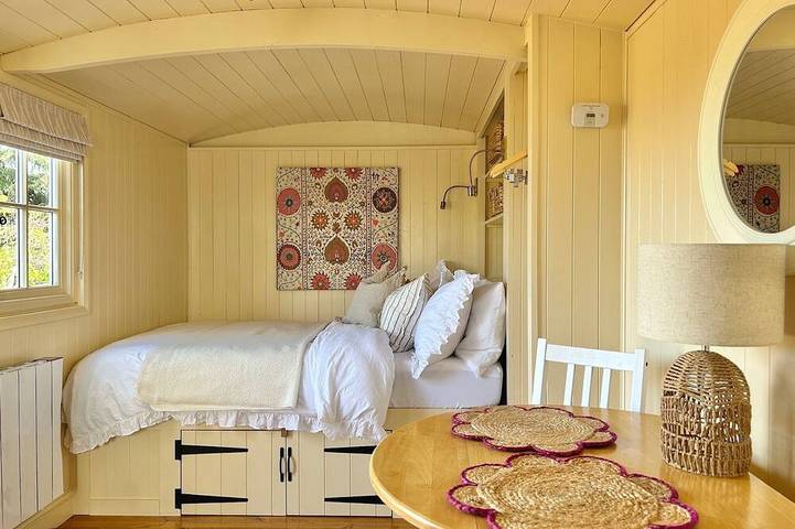Cosy, boutique Shepherd's Hut near Cambridge; free bicycles in Histon (Cambridgeshire), Cambridgeshire