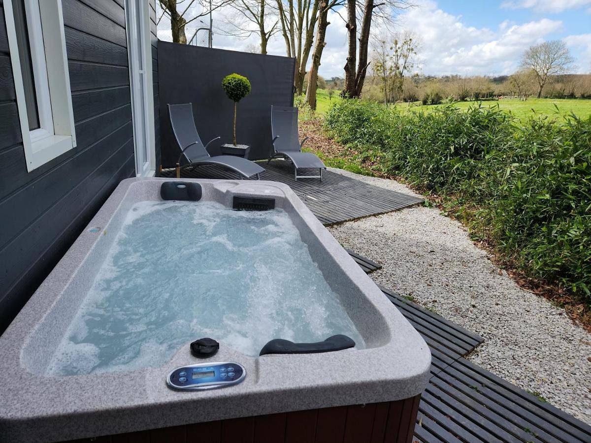 Le cocon d'amour " tiny-house avec jaccuzi privé " in Précorbin, Région de Saint-Lô