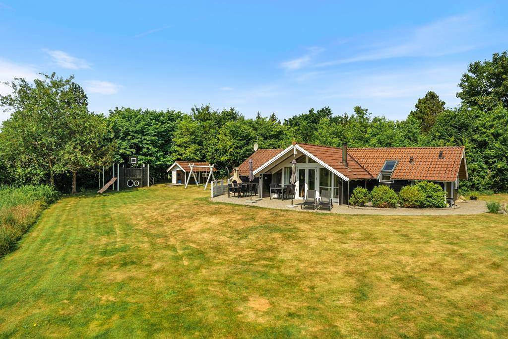 Family-friendly holiday home for 8 people + 2 dogs with sauna & hot tub in Jegum, Jegum Ferieland