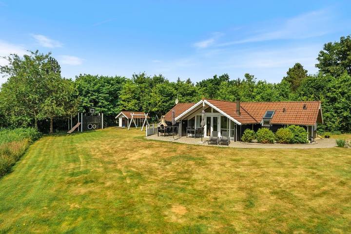 Villa for 8 personer, med Balkong / Terrasse og Jacuzzi i tillegg til Sauna i Jegum