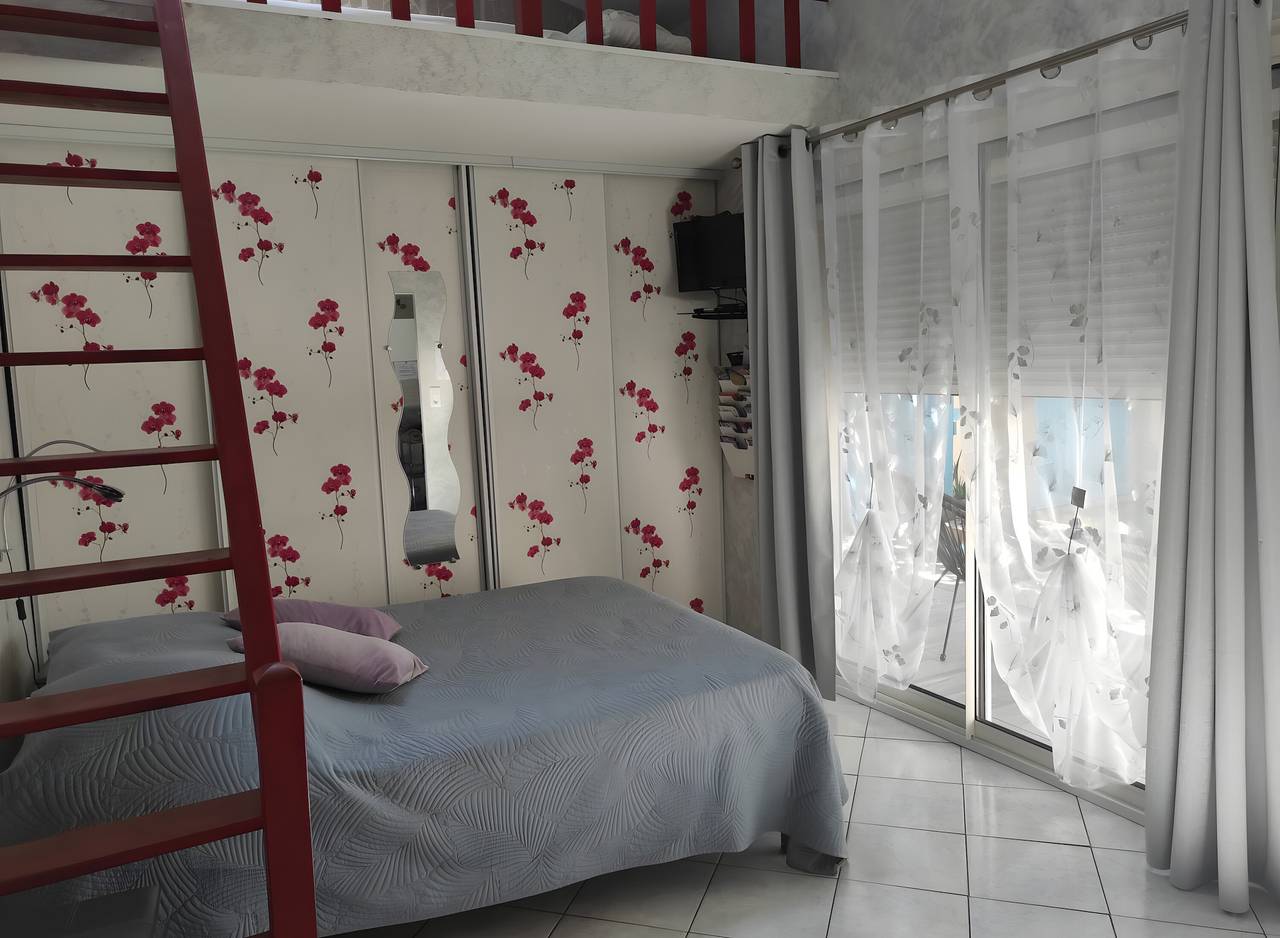 Les Orchidées Guest Rooms – Wi-Fi and Air Conditioning Included in Perpignan, Côte d'Améthyste