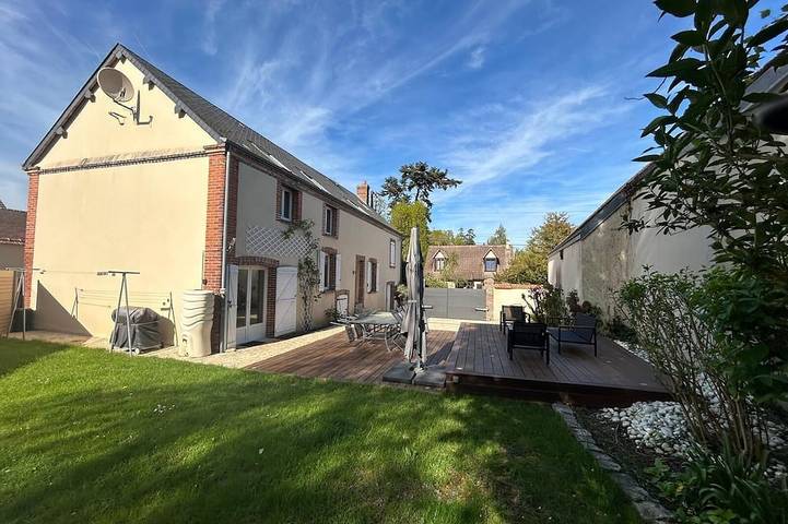 Location de vacances pour 8 personnes, avec terrasse et jardin, animaux acceptés à Lèves