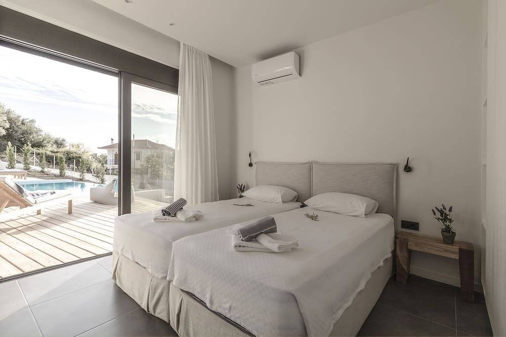 Villa Oneiro. 3 bed Private Pool Sea View in Palairos, Etolia-Acarnania