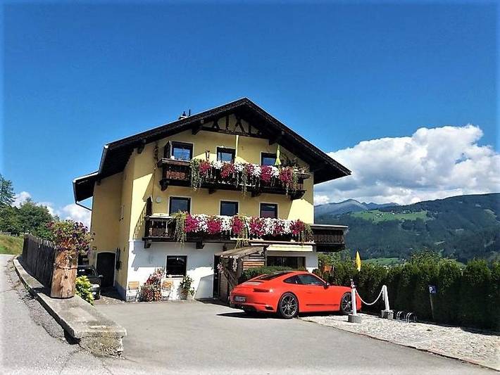 Ferienwohnung für 9 Personen, mit Balkon und Whirlpool sowie Terrasse und Garten