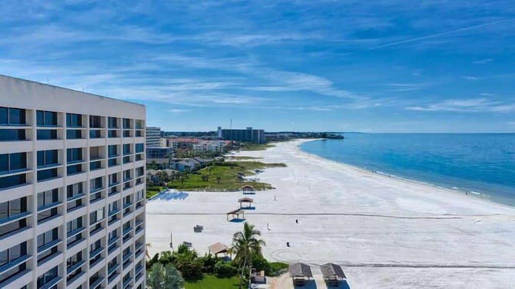 Ganze Wohnung, Einheit 25 im Grand Tower am Strand - Blick auf benachbarte Seetrauben in Siesta Key Beach, Siesta Key