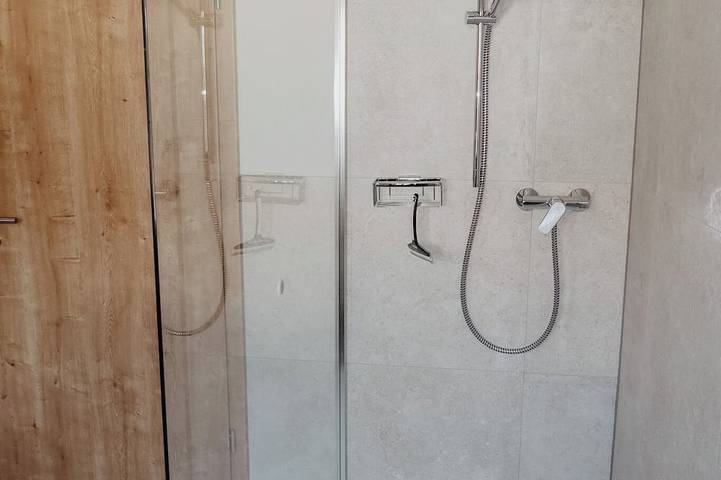 Ganze Wohnung, 4 Sterne Ferienwohnung mit 75 qm - Neubau - auf dem Bauernhof - Hainzlmeir Hof in Achenmühle, Rohrdorf