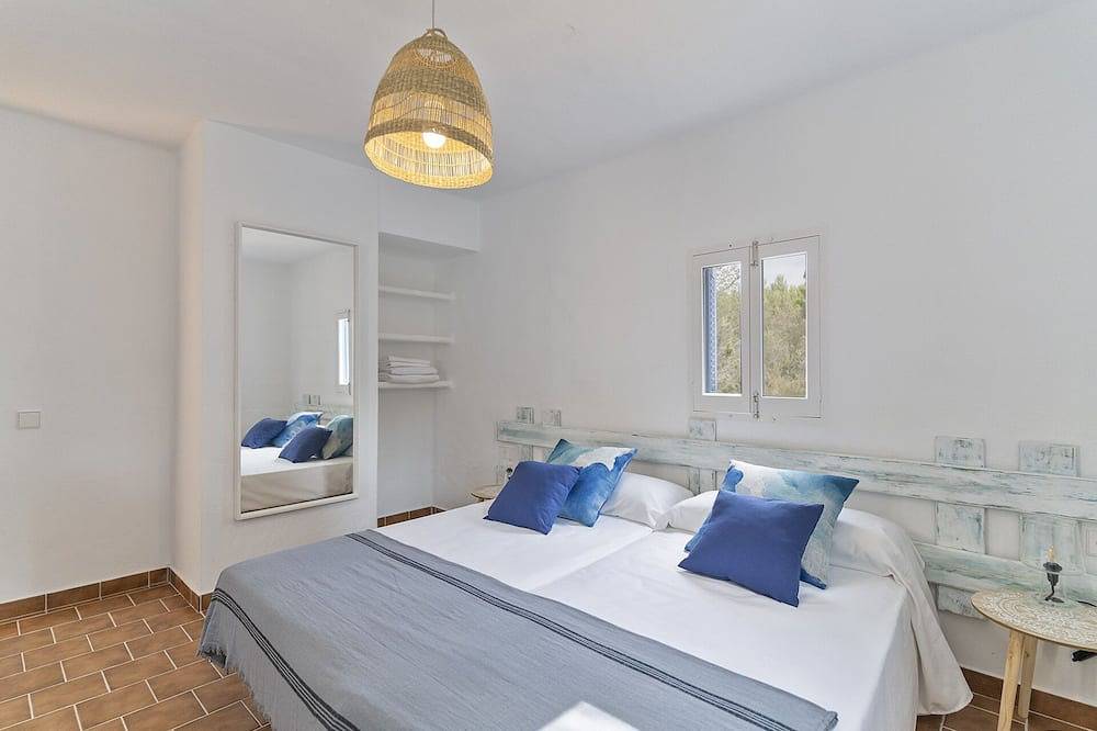 Sa Tanca, in the middle of nature and 5 minutes from the beach of Cala Saona in Formentera, Balearen