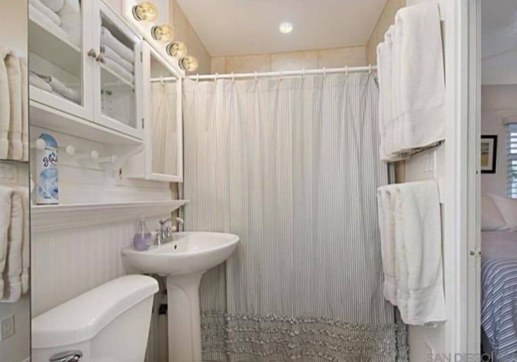 Charming Beach Bungalow steps from the Ocean & Bay in Mission Beach, San Diego