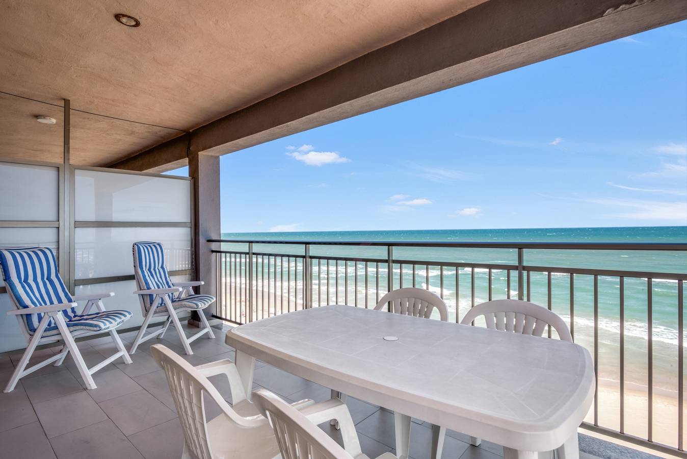 Apartamento entero, Apartamento 'Voramar' con vistas al mar, terraza privada y Wi-Fi in Bellreguart, Costa de Valencia