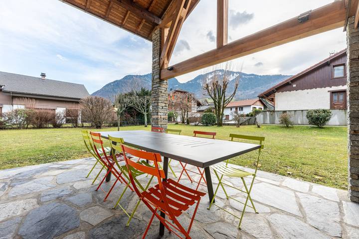 Chalet 'Pierre Et Bois' con vistas a la montaña, terraza privada y Wi-Fi in Aigueblanche, Massif de la Vanoise