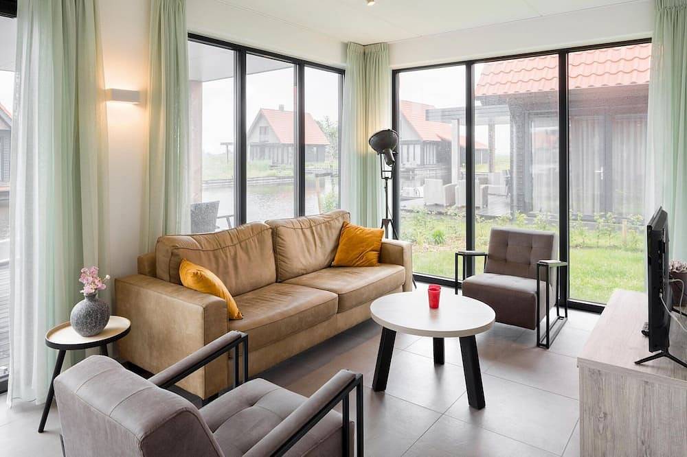 Grachtenvilla met terras in Ossenzijl, Nationaal Park Weerribben-Wieden
