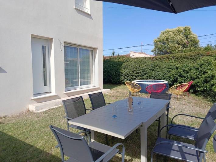 Location de vacances pour 6 personnes, avec jacuzzi et terrasse ainsi que jardin et sauna à Redessan