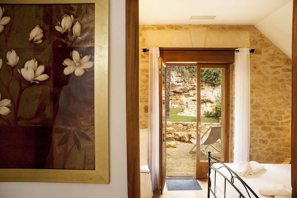 Typical stone house. Heated swimming pool, garden , stunning view in Vitrac, Périgord Noir