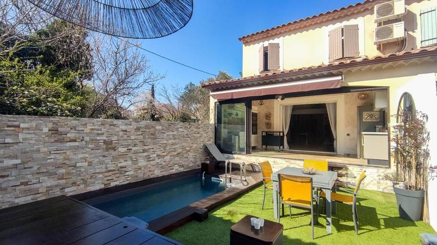 Location de vacances pour 8 personnes, avec terrasse ainsi que jardin et piscine à Saint-Saturnin-lès-Avignon