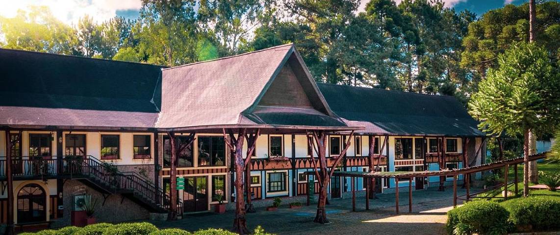 Pousadas para 3 pessoas, com jardim e piscina e ainda sauna and jacuzzi em São José dos Pinhais