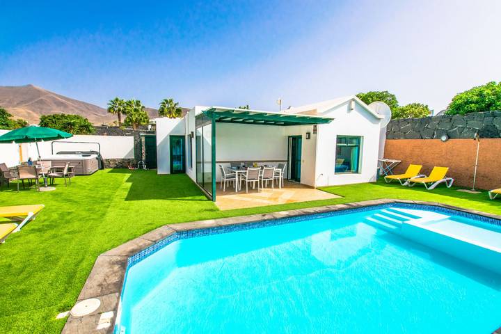 Chalet para 6 personas, con terraza además de piscina y jardín en Lanzarote - 2