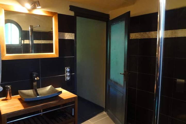 Appartement entier, Au calme à Uzès 70m² clim: 2ch., 5 pers., piscine10X5, gd jardin, terrasse, Wifi in Uzès, Région de Nîmes