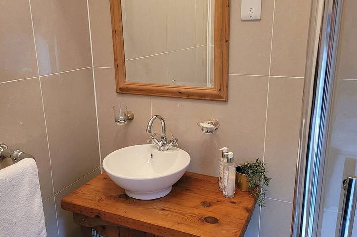 Birch Cottage: Starlit Soaks and Wood-Fired Warmth hot tub in Harrietsham, Kent