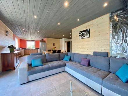 Location de vacances pour 8 personnes, avec Balcon ainsi que Jardin et Vue à Les Estables
