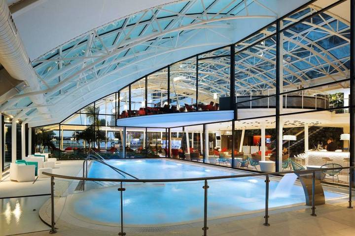 Hôtel pour 2 personnes, avec Jacuzzi et Piscine dans Aéroport Paris-Charles de Gaulle