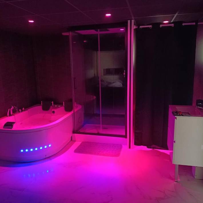 Location de vacances pour 2 personnes, avec Jacuzzi et Terrasse ainsi que Jardin et Vue à Brocas