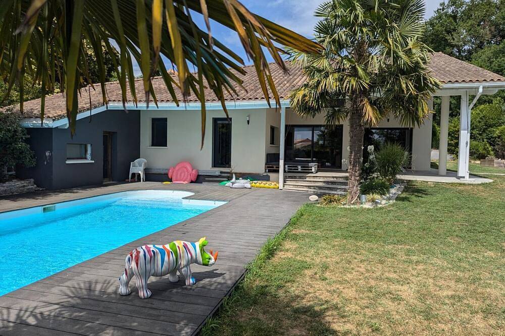 Maison élégante avec piscine privative, jardin clos et animaux admis in Soyaux, Charente