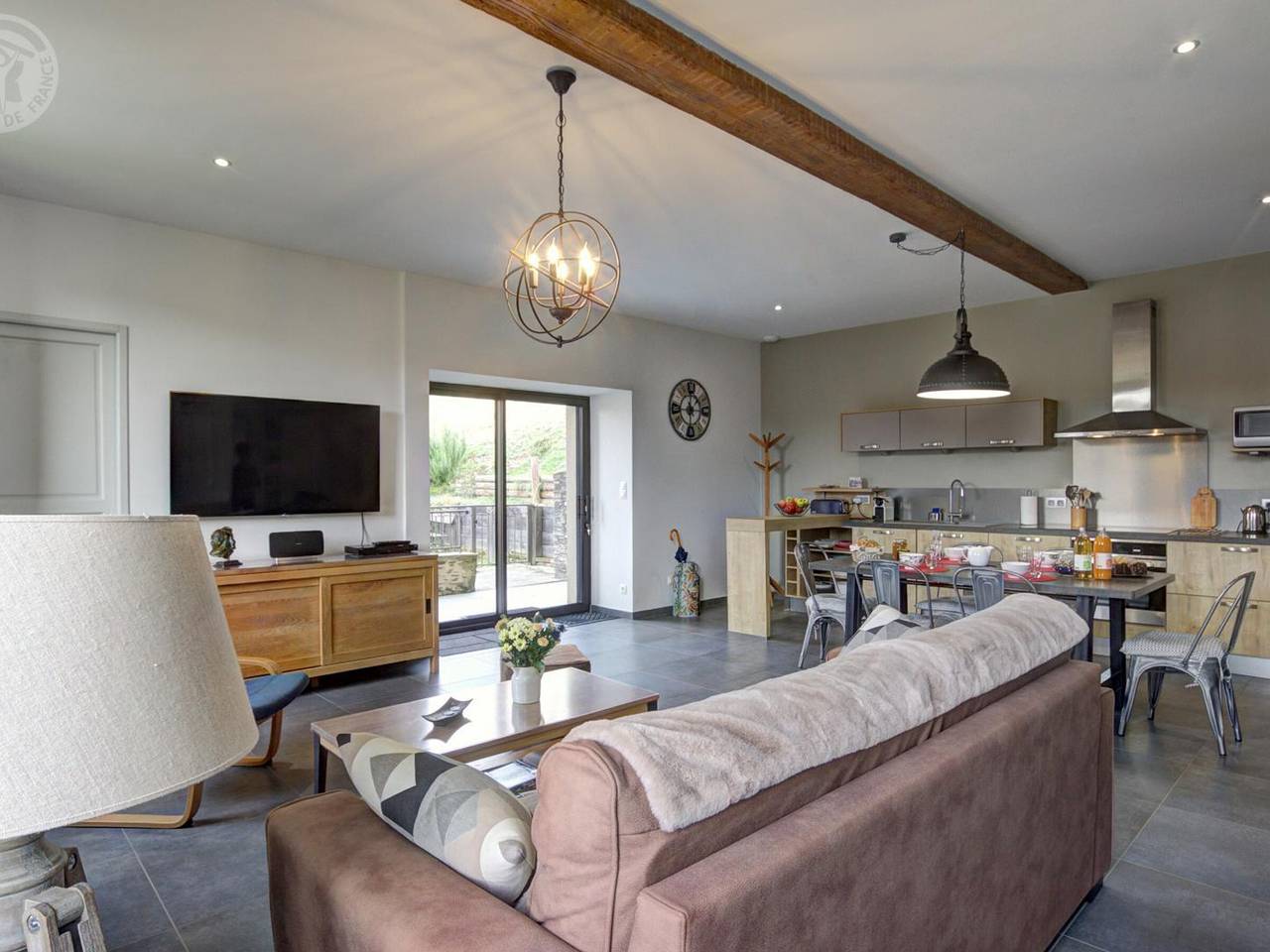 Geräumige moderne Unterkunft mit Wlan und Terrasse in Saint-Paul-en-Jarez, Regionaler Naturpark Pilat