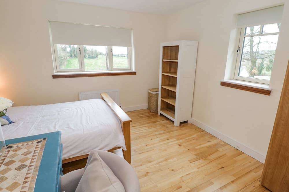 The Derries, pet friendly, with open fire in Ballinagh, County Cavan in County Cavan