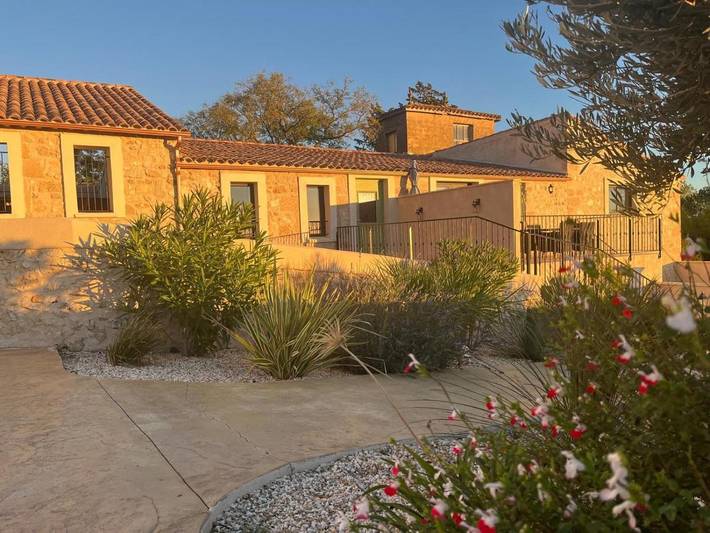 Location de vacances pour 6 personnes, avec vue ainsi que piscine et terrasse à Lespignan