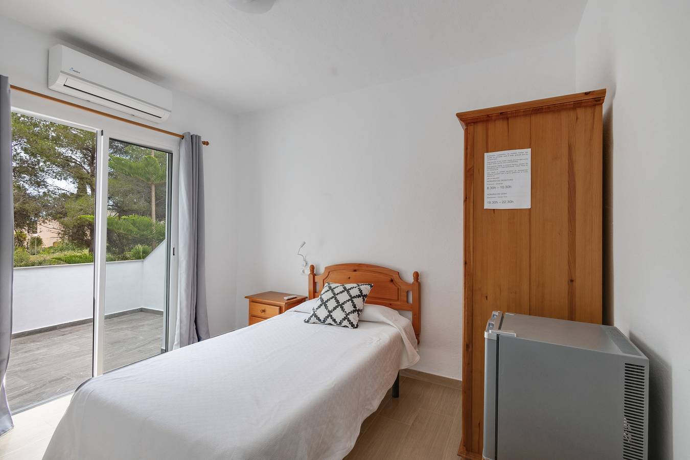 Chambre sur les montagnes avec vue sur la montagne, Wi-Fi et climatisation in Platja es Figueral, Santa Eulària des Riu