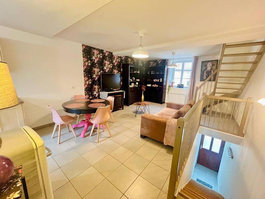 Appartement entier, Two-Bedroom Apartment in Morestel, Région de La Tour-du-Pin