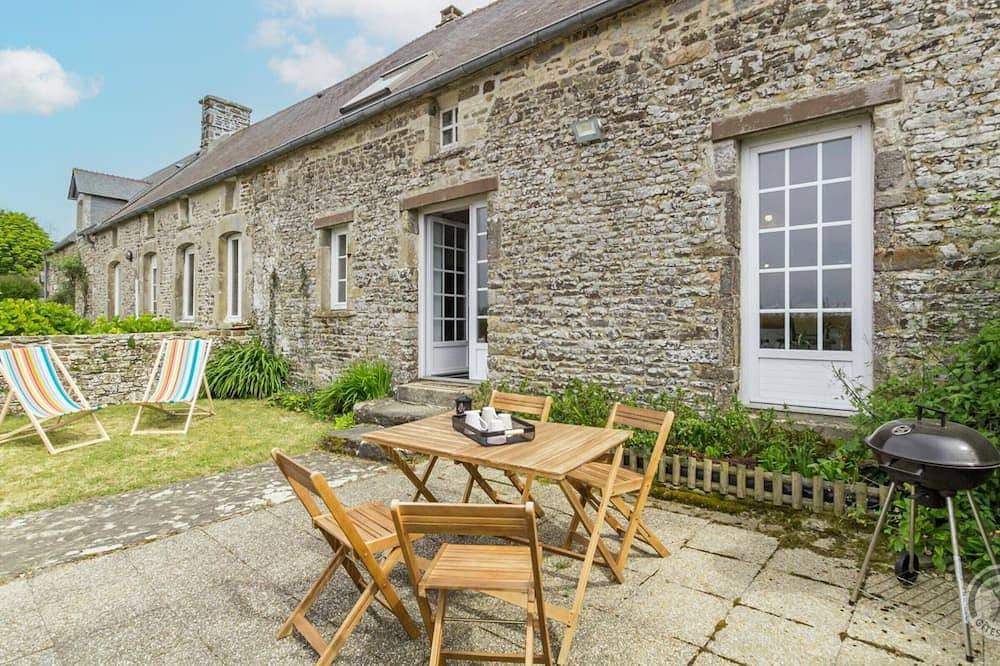 Maison confortable avec jardinet clos et terrasse à Canville-la-Rocque in Canville-la-Rocque, Région de Coutances