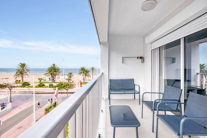 Entire apartment, Apartment 'Bonaire' with Sea View, Shared Pool and Private Terrace in Platja Nord de Gandia (Gandia), Playa de Gandía