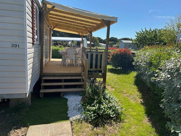 Camping pour 6 personnes, avec vue et bassin pour enfant ainsi que jardin et piscine
